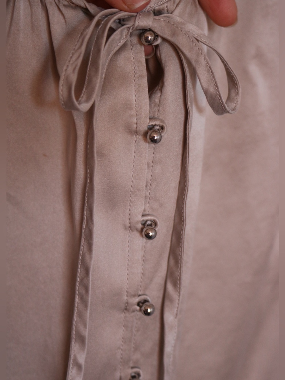GAP 100% Silk Champagne Button Front Tie Blouse XS Peplum Puff Sleeve Y2K - Picture 4 of 14